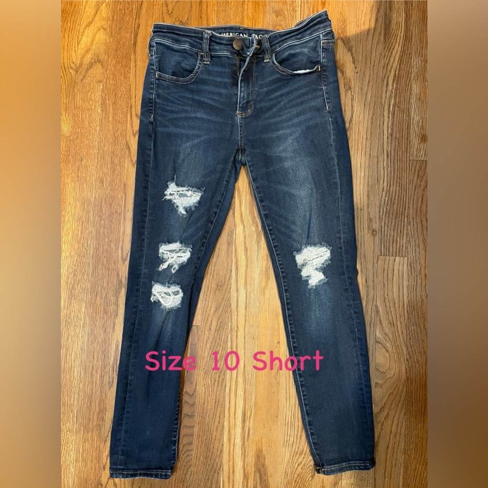 American Eagle mid rise size 10 short